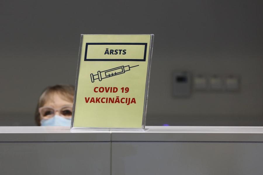 Опрос: возможность вакцинации использует половина населения Латвии
