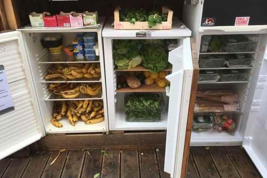 Активисты запустили в Латвии сеть доступных каждому холодильников с продуктами
