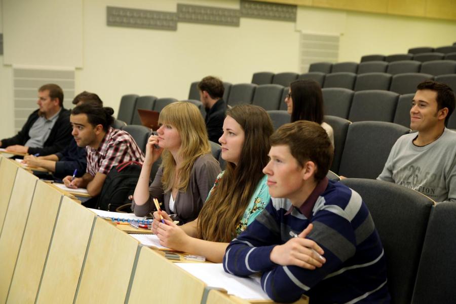 Рухнуло число студентов в вузах Латвии (ГРАФИК)