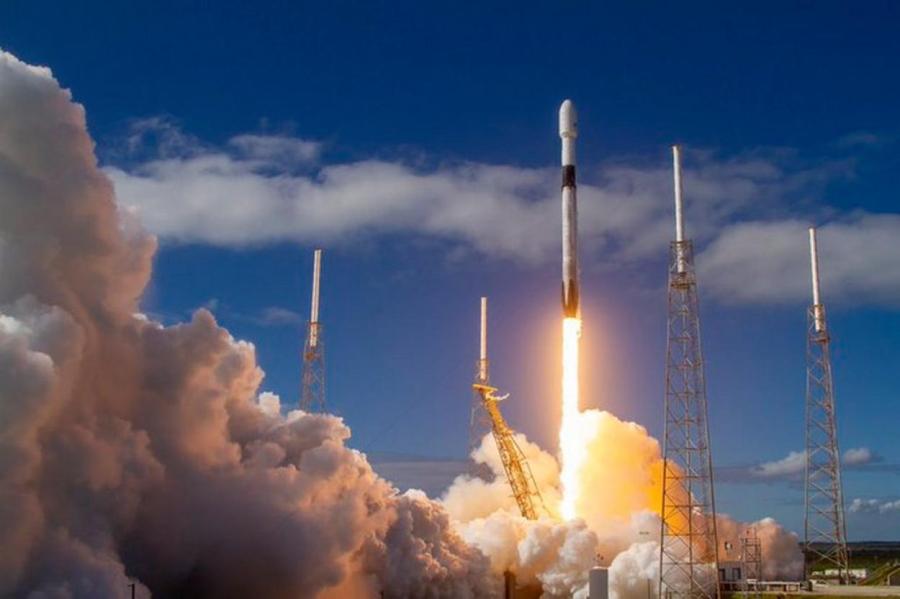 SpaceX запустила ракету с рекордным числом спутников на борту Falcon 9