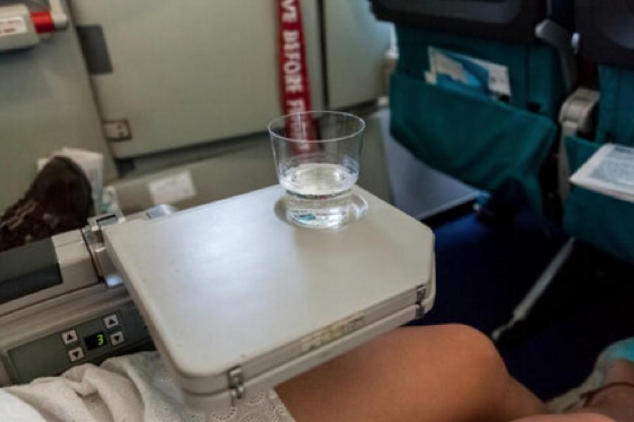 Почему нельзя пить воду из стаканчиков в самолете