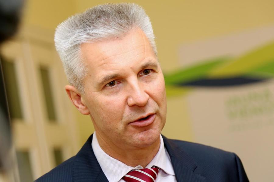 Министр обороны Латвии предлагает пересмотреть ограничения из-за COVID-19