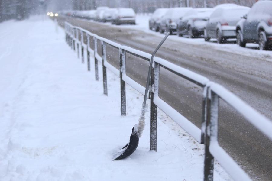 Из-за снега условия движения осложнены на всей территории Латвии