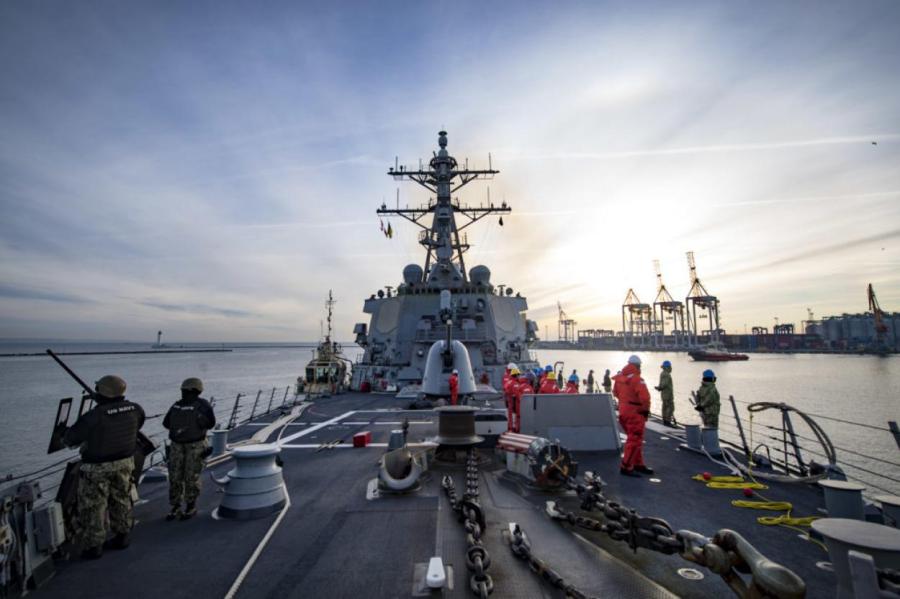 Экипаж USS Donald Cook в Черном море нервируют плохие манеры Су-24 (ВИДЕО)