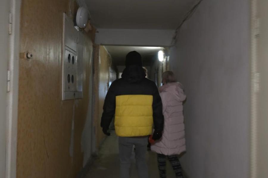 Плявниеки: труп месяц разлагался в квартире; жители в ужасе от запаха - РНП ждет