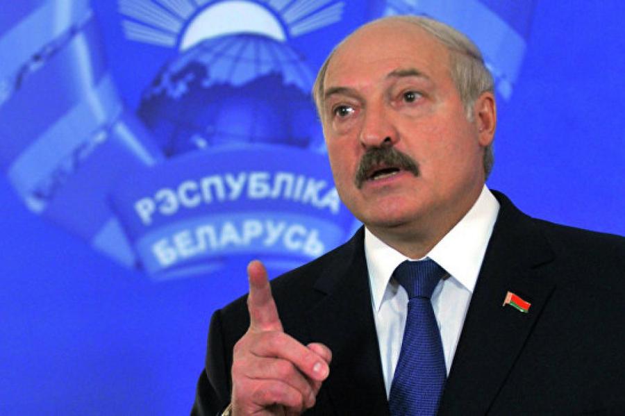 «Всех нас прослушивают США»: Лукашенко призвал переходить на кнопочные телефоны