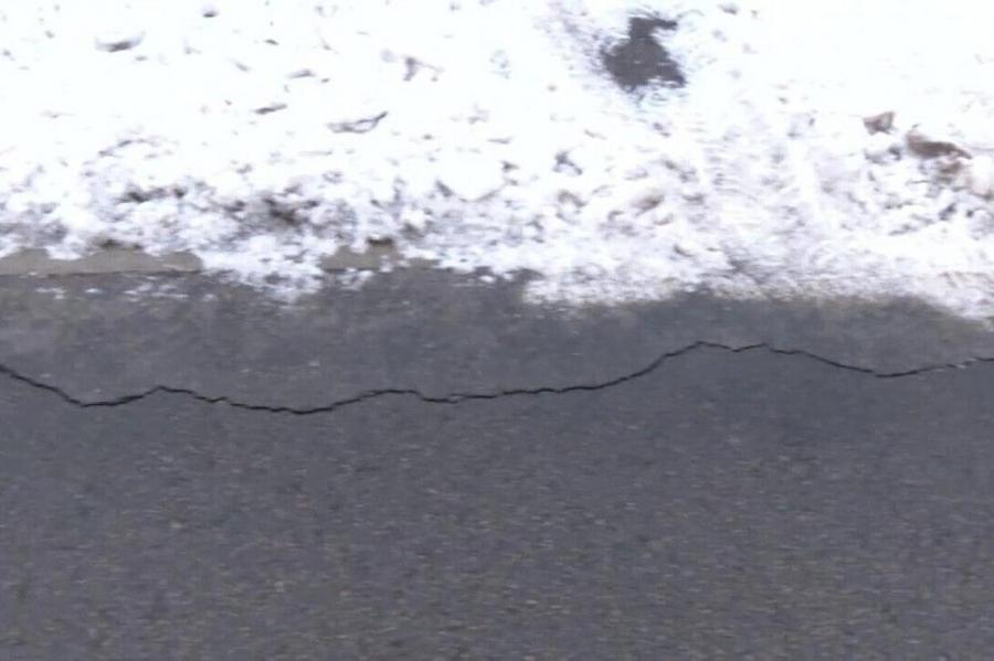 Жители Елгавы в шоке: построенная полгода назад дорога исчезает со снегом