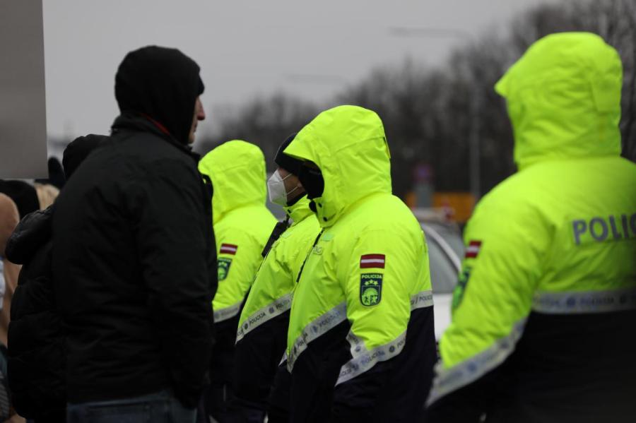 Хулиганы обижают латвийскую полицию: стражи порядка просят защиты