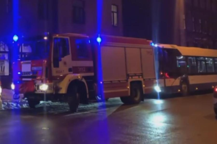 В центре Риги спасатели эвакуировали жителей из опасного здания (ДОПОЛНЕНО)