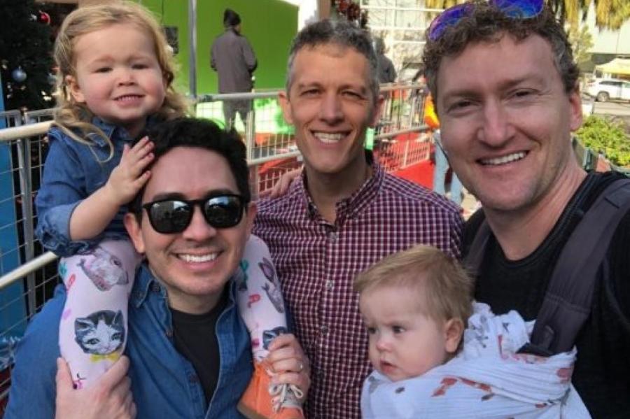 В США три живущих вместе гея добились права официально быть отцами их детей