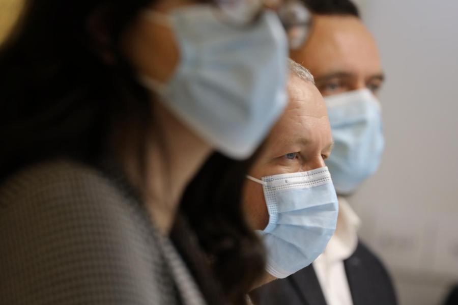 Главный инфекционист США: возможно, маски придется носить и в 2022 году