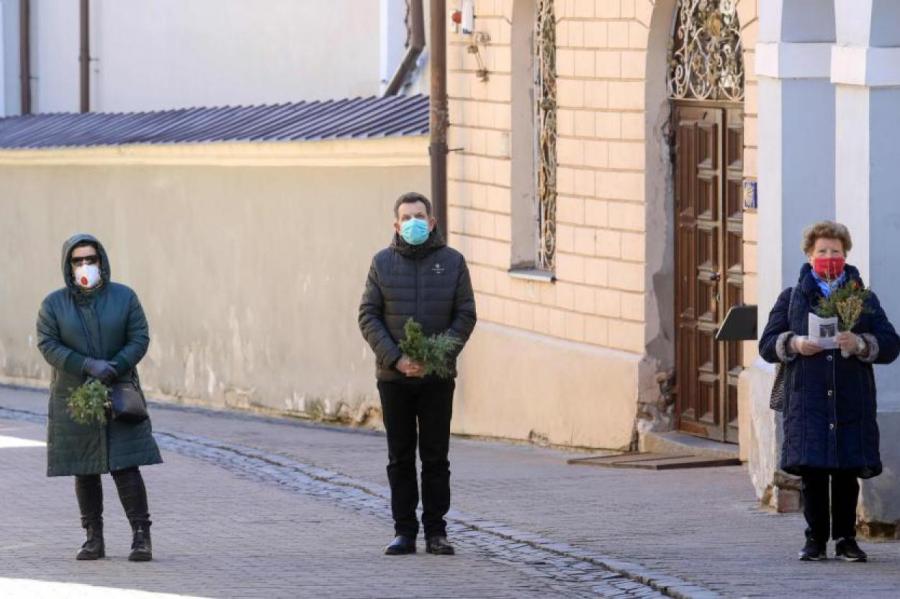 В Литве хотят отменить обязательное ношение масок на улице