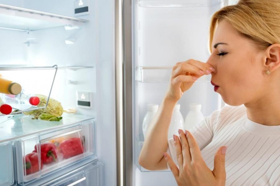 Как избавиться от запаха в холодильнике