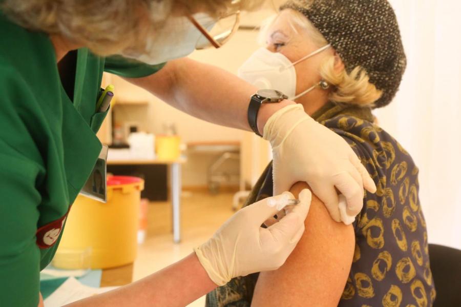 Эксперт: такими темпами Латвия будет вакцинироваться 10 лет! Это полный абсурд
