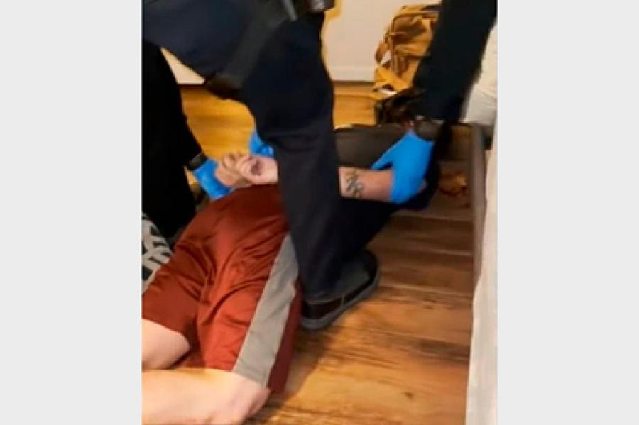 Полицейские в США вновь задушили человека коленом