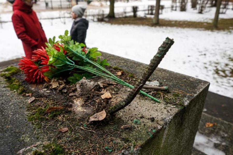 Посольство России жестко отреагировало на уничтожение памятника в Екабпилсе