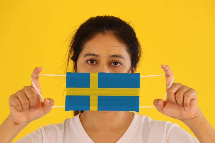 Премьер Швеции морально подготовил граждан к третьей волне COVID и ограничениям