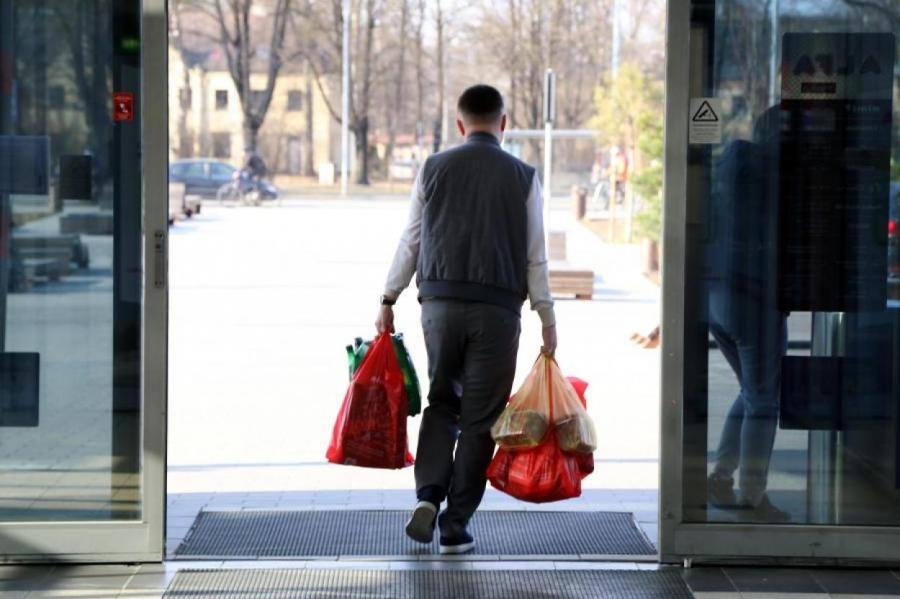 Правительство Латвии запретило открывать магазины с 1 марта