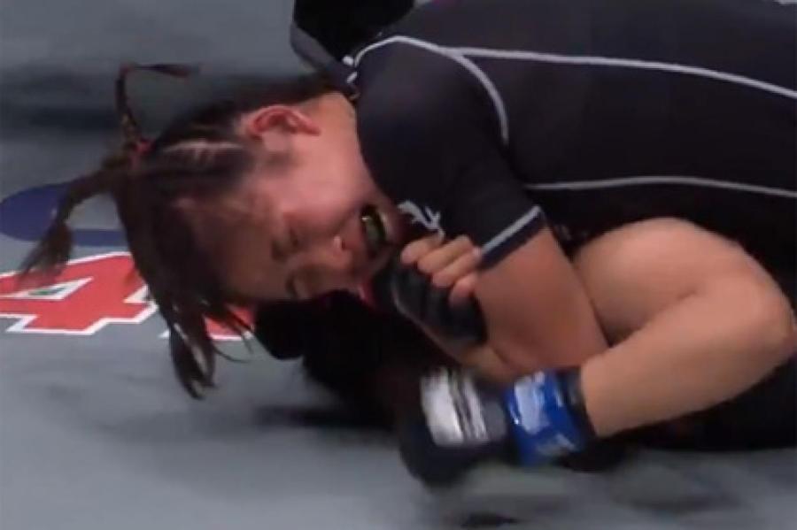 16-летняя девушка-боец MMA «задушила» соперницу в дебютном поединке