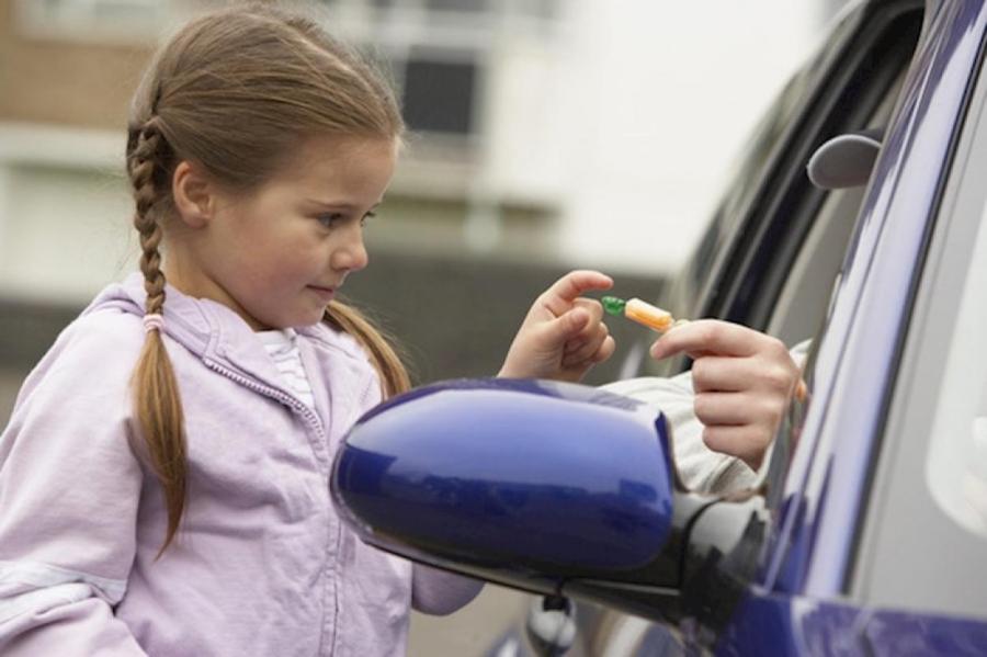 Подозрительный водитель в Курземе предлагает детям конфеты и дорогу домой
