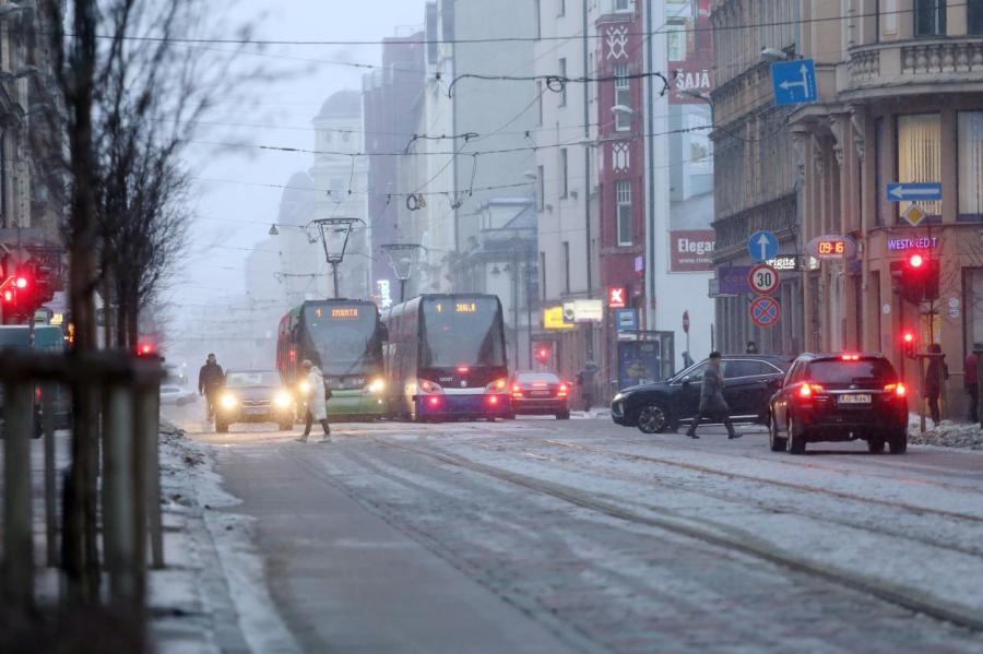 Будьте осторожны! Опасный лёд на дорогах в Латвии
