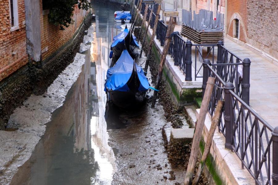 В Венеции из-за отливов сильно упал уровень воды