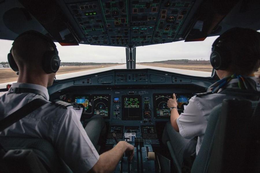 Стюардесса оценила способность обычного пассажира посадить самолет