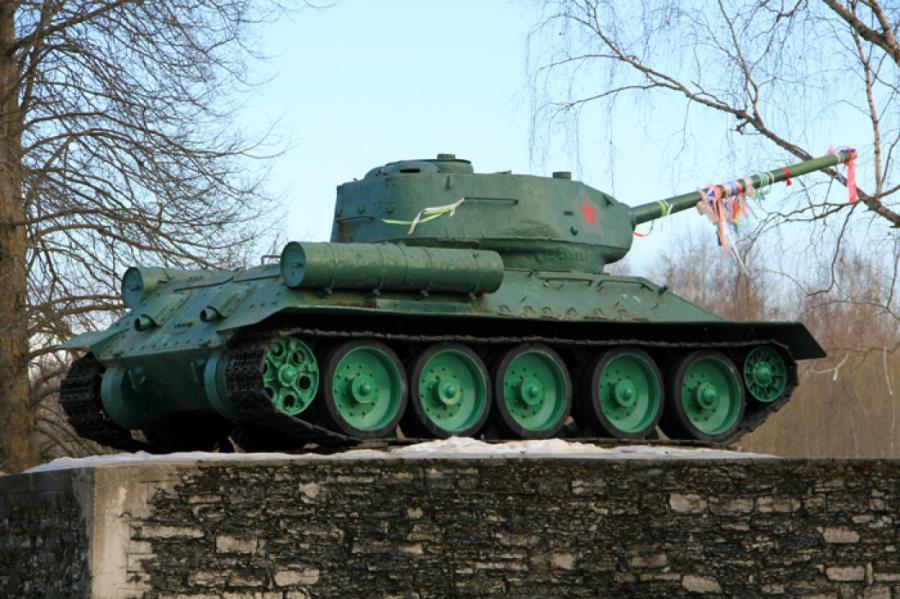 Пример Латвии заразителен? Неизвестные осквернили танк-памятник Т-34 под Нарвой