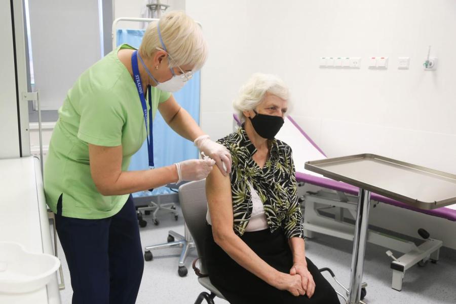 Cемейным врачам дали шприц с вакциной - как привиться пожилому латвийцу
