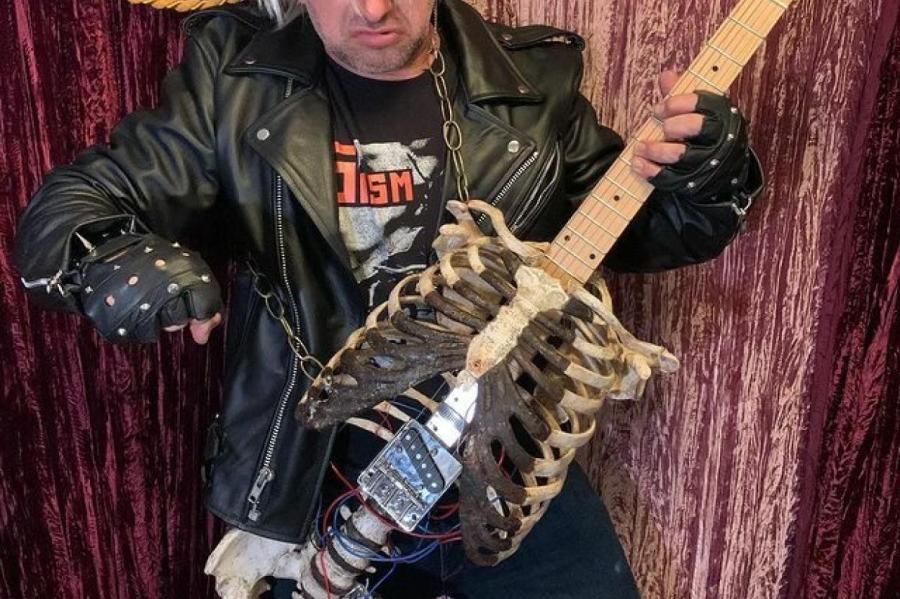 Металлист смастерил гитару из скелета умершего дяди