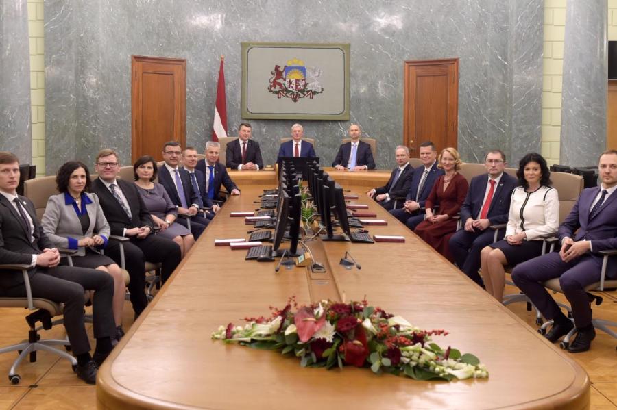 Газета: даже министры выступают уже против политики правительства Латвии