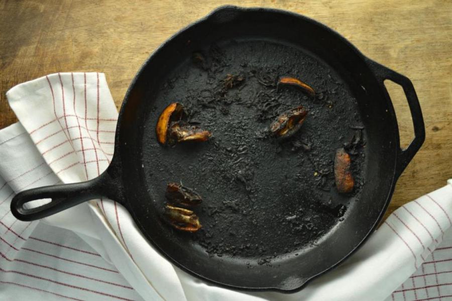 Ученые поняли, почему еда пригорает в центре даже антипригарной сковороды