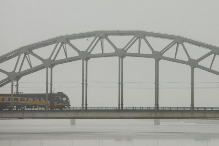 Водителей предупреждают: с железнодорожного моста падают камни и бьют машины