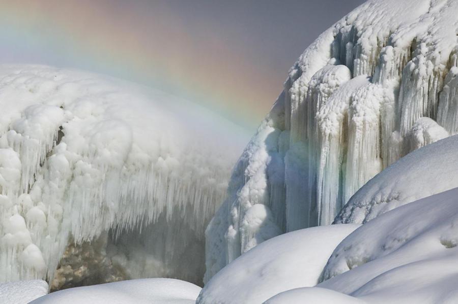 Из-за аномальных морозов замерз Ниагарский водопад