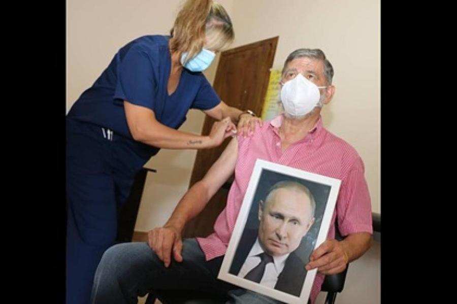 Мэр аргентинского города объяснил вакцинацию с портретом Путина в руках