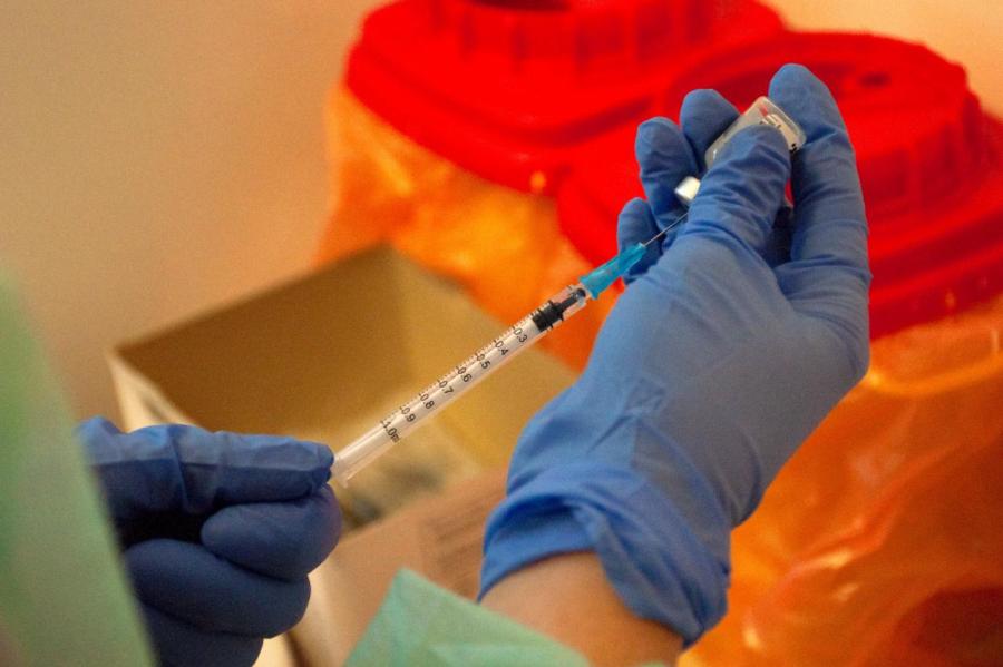 В Кулдиге пункт вакцинации оборудован в легкоатлетическом манеже. А вакцин нет