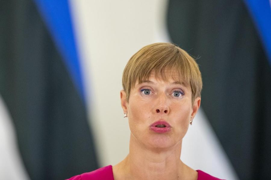 Президент Эстонии вакцинировалась и заговорила по-русски