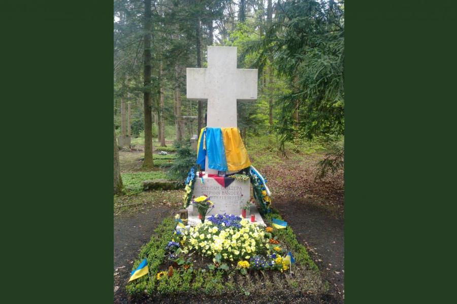 МИД Украины в ярости: в Германии осквернили могилу Бандеры