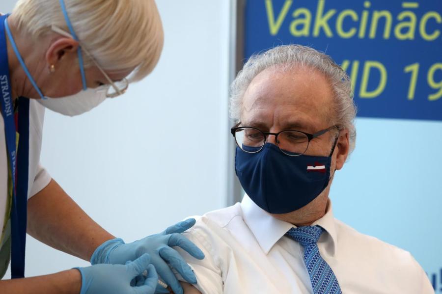 Президент Латвии получит вторую дозу вакцины только в середине апреля