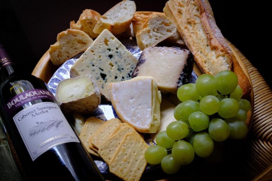 Ученые поняли, почему сыр — идеальная закуска к вину