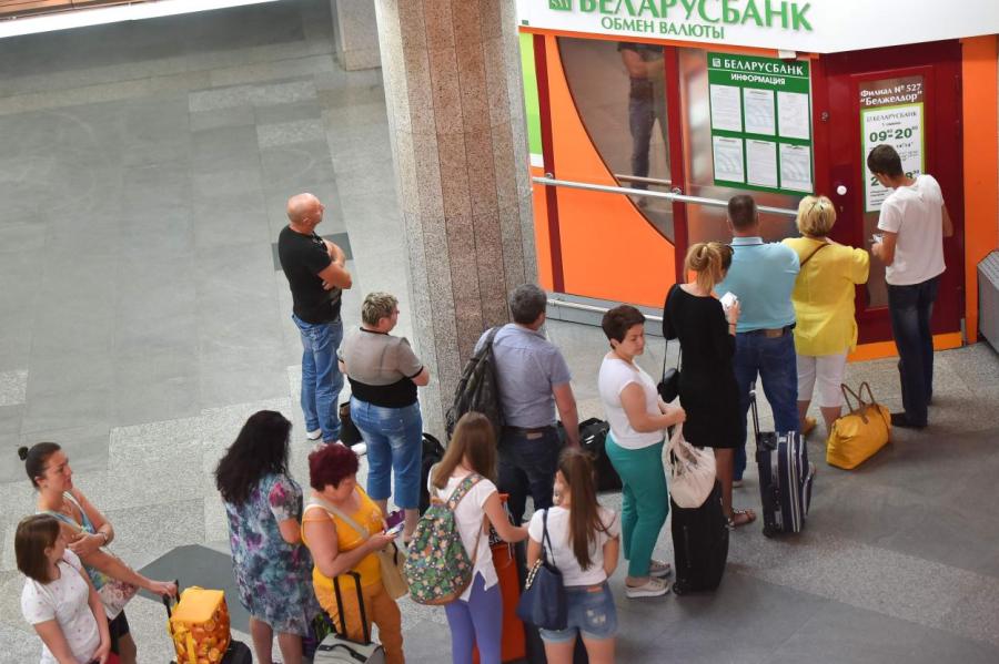 «Люди в панике»: белорусы бегут из банков вместе с деньгами
