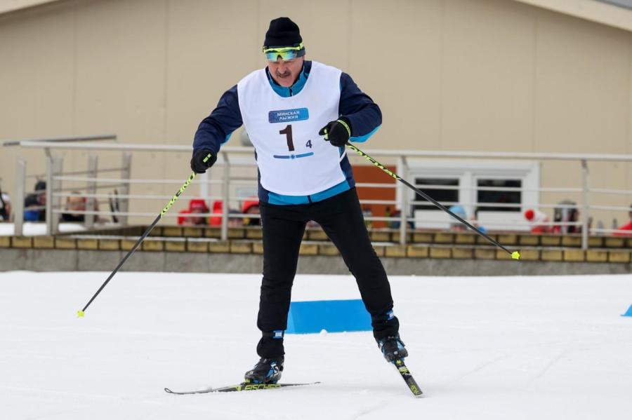 Лукашенко победил в лыжной гонке, обойдя падающих соперников (ВИДЕО)