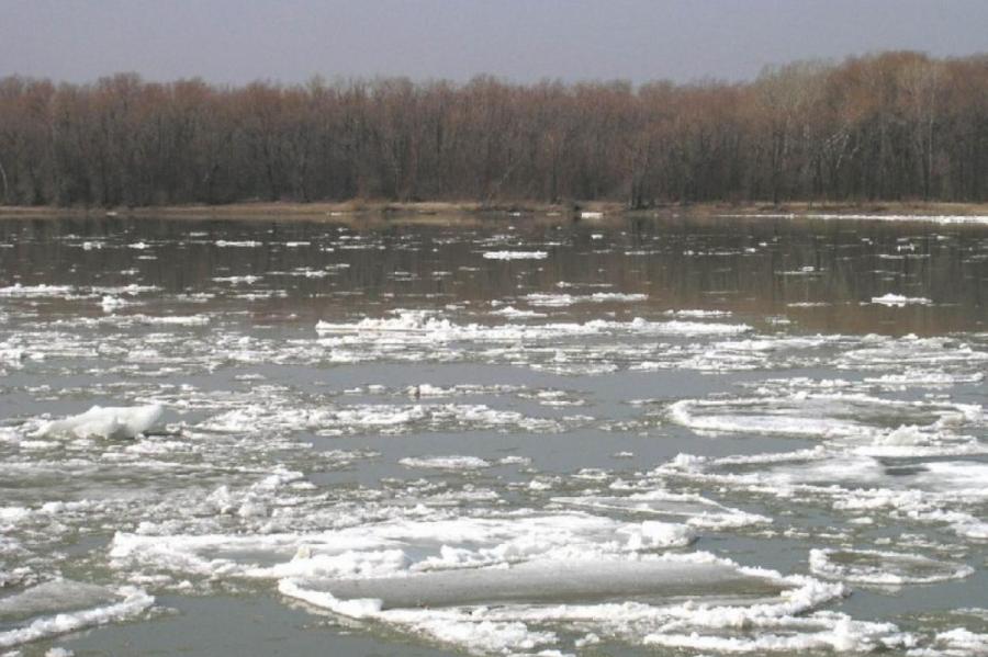 В реках снижается уровень воды, но пока она холодная