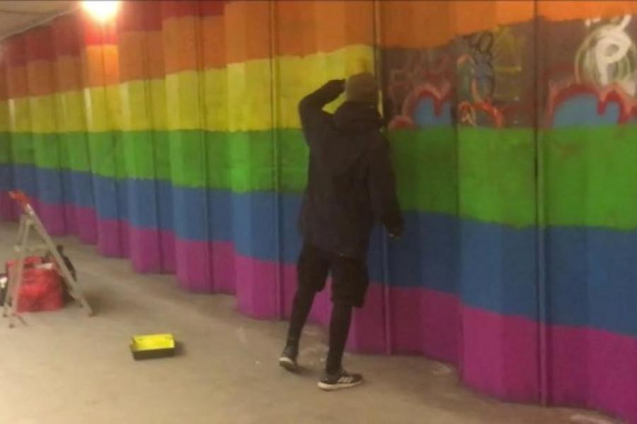 Неожиданно: в Вильнюсе подземный переход окрасили в цвета ЛГБТ-сообщества