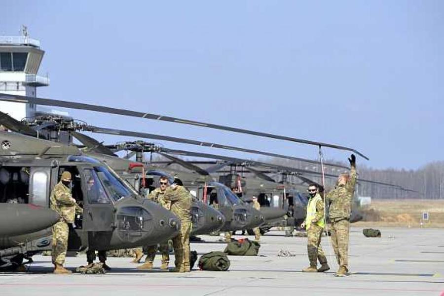 Защищать Латвию прибыли военные США с десятью вертолетами "Black Hawk"
