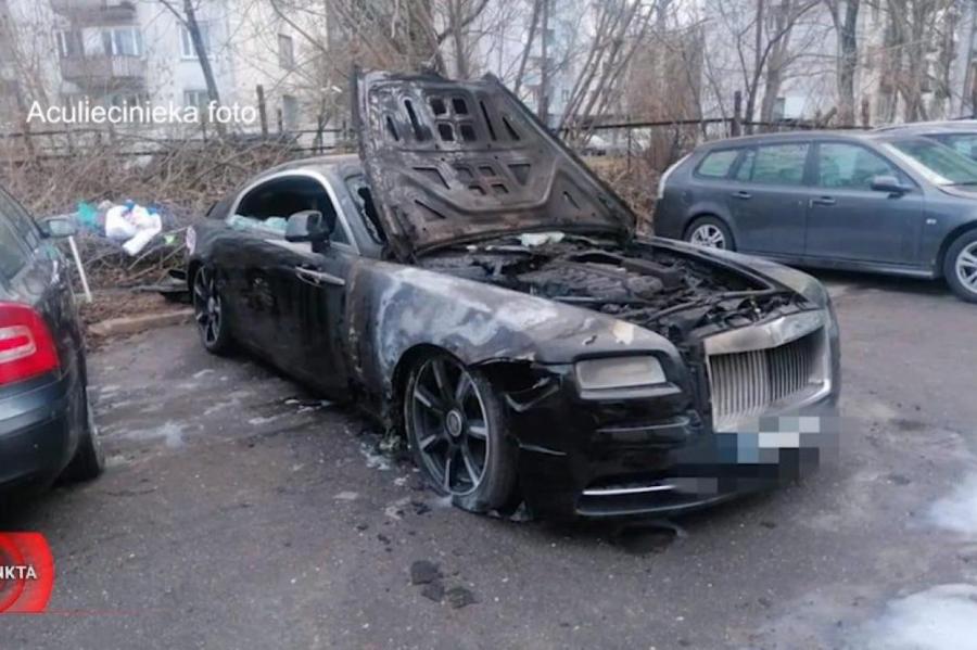 В Пурвциемсе на стоянке сгорел Rolls Royce стоимостью более 150 000 евро