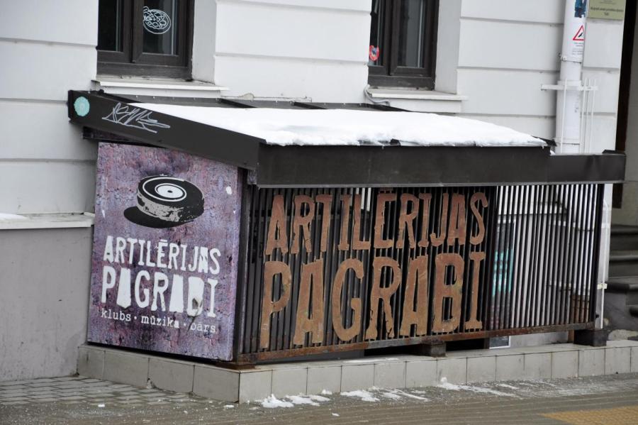 В Даугавпилсе закроется бар, который не обслуживает на русском