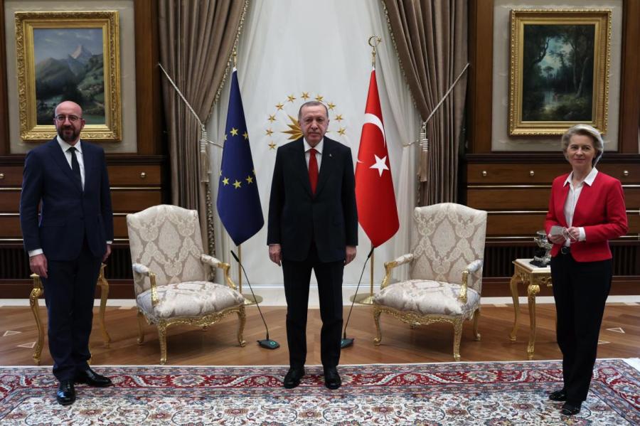 Главе Еврокомиссии не досталось стула во время встречи с Эрдоганом