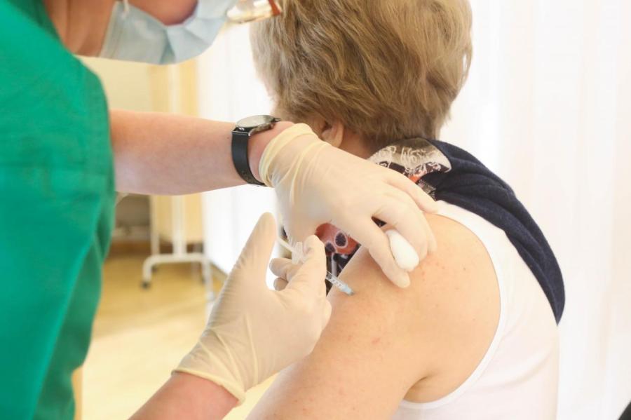 Проводится проверка в связи со смертью пожилой женщины после прививки