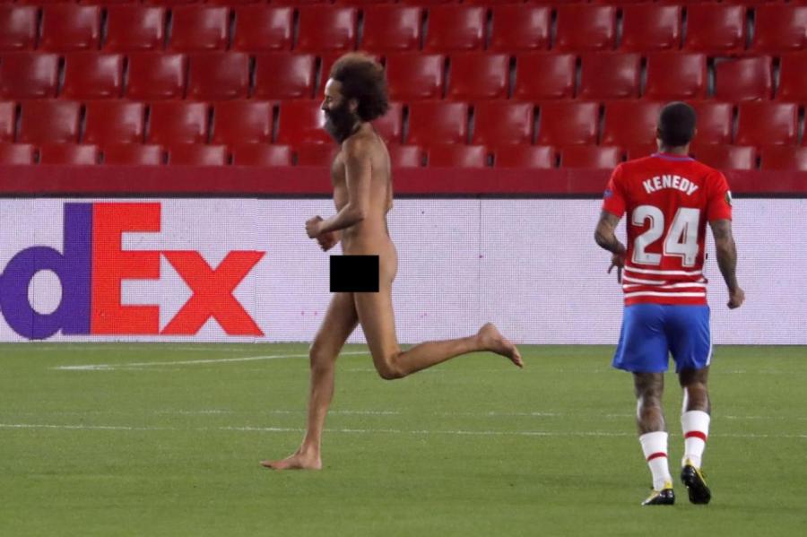 В матче Лиги Европы на поле выбежал голый мужик (ВИДЕО)